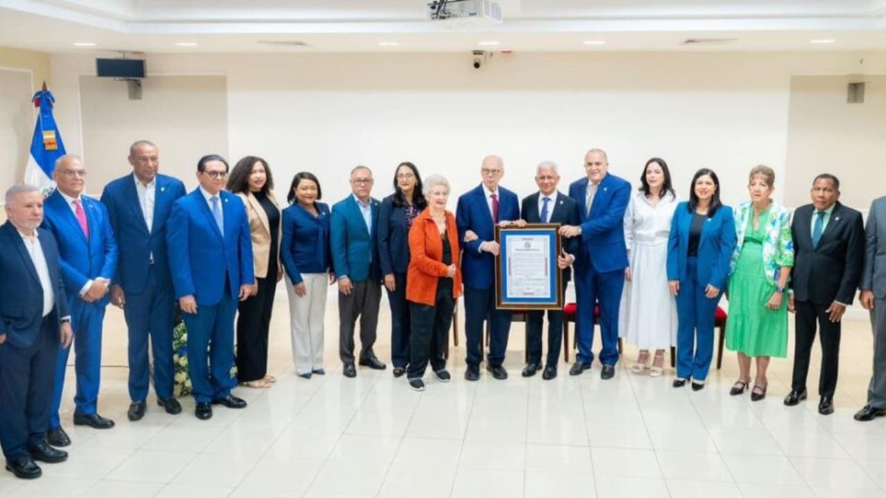 Senado reconoce trayectoria del empresario farmacéutico Jaime Sued